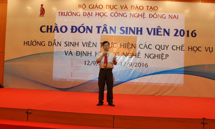 TS Đoàn Mạnh Quỳnh - P Hiệu trưởng nhà trường phát biểu căn dặn trong lễ đón tân sinh viên