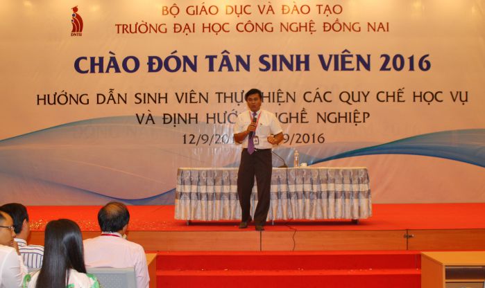 TS Phan Ngọc Sơn - Hiệu trương nhà trường đang trò chuyện với tân sinh viên tại Hội trường Trung tâm tích hợp