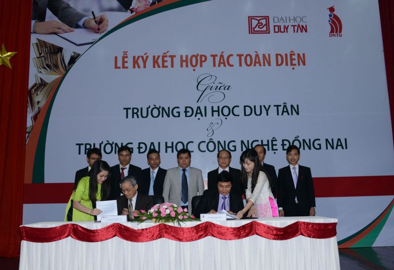 TS. Phan Ngọc Sơn và Nhà giáo Ưu tú Lê Công Cơ ký kết hợp tác toàn diện giữa hai trường