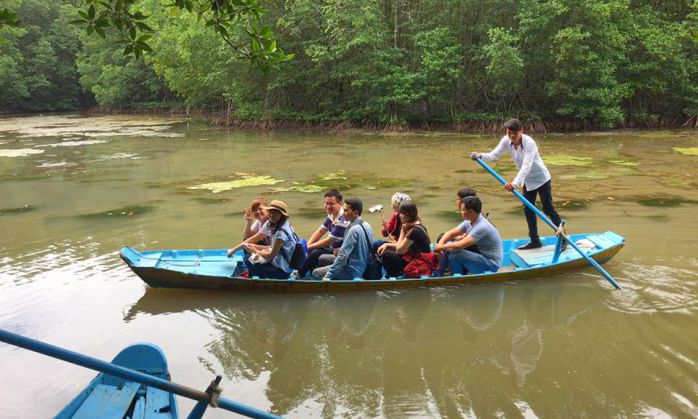 Sinh viên hào hứng trong chuyến tham quan