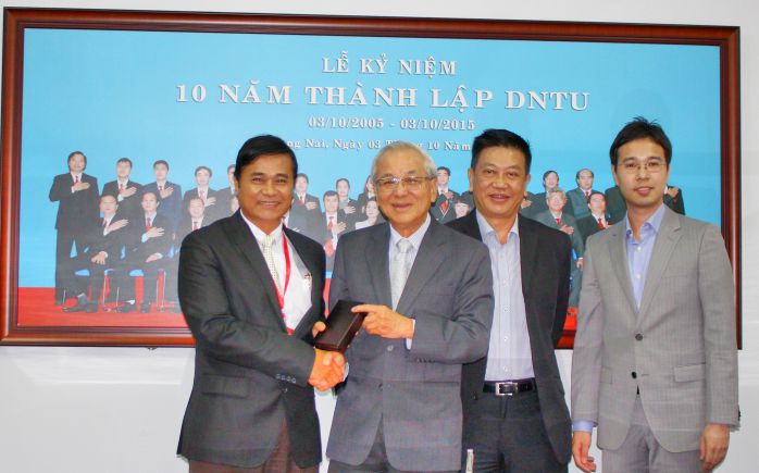 Ông Chay Yee trao quà tặng lưu niệm TS Phan Ngọc Sơn