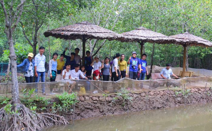 Sinh viên tham gia các trò chơi tại khu du lịch