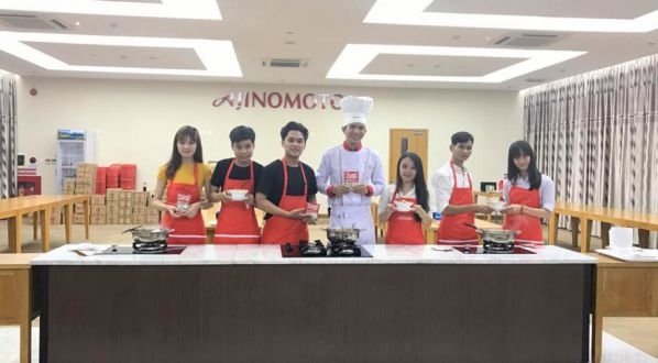 Sinh viên giao lưu với các chuyên gia tại công ty Ajinomoto