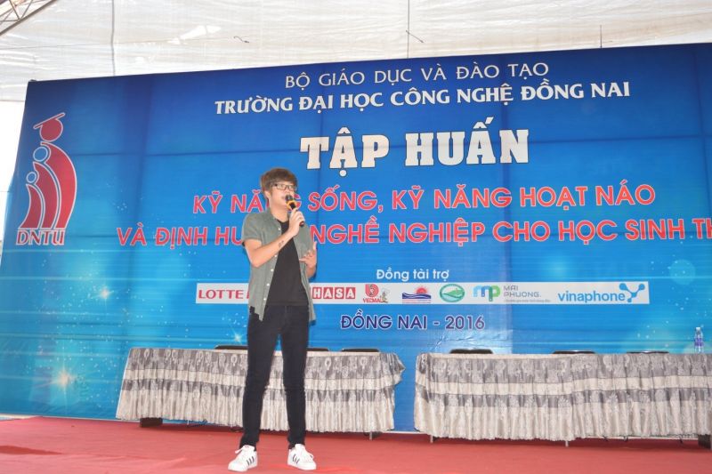 Ca sĩ Bùi Anh Tuấn tham gia biểu diễn văn nghệ cùng DNTU