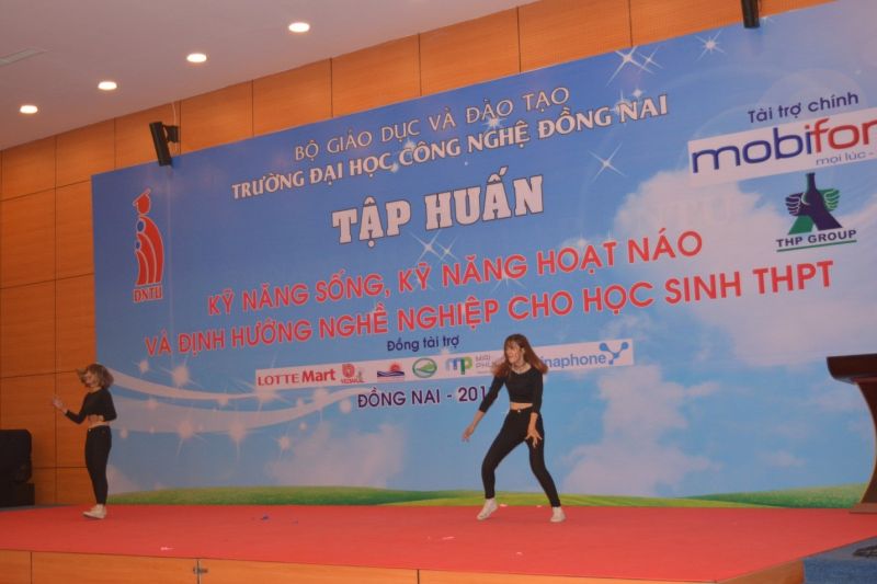 Tiết mục nhảy Belly Dance của SV Khoa Ngoại ngữ