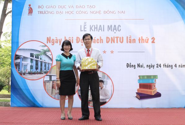 Bà Lê Thị Dung – Phó giám đốc Thư viện Tỉnh Đồng Nai trao tặng sách và thẻ bạn đọc Thư viện tỉnh cho Trường Đại học Công nghệ Đồng Nai