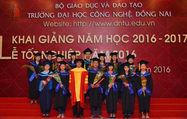 TS Phan Ngọc Sơn - Hiệu trưởng nhà trường - trao bằng tốt nghiệp và chụp hình lưu niệm với nhóm tân cử nhân đầu tiên trong lễ tốt nghiệp