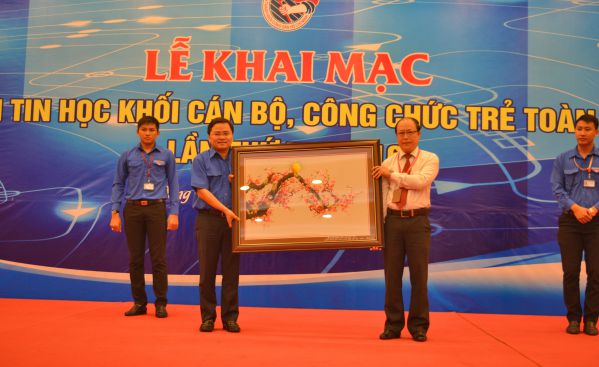 TS Trần Đức Thuận - Phó Hiệu trưởng trường Đại học Công nghệ Đồng Nai nhận món quà lưu niệm do BTC hội thi trao tặng