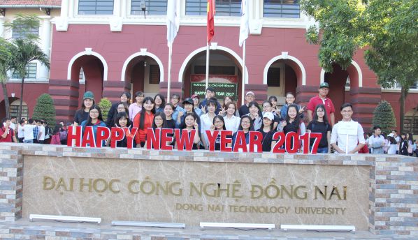 Học sinh các trường PTTH chụp ảnh lưu niệm tại DNTU