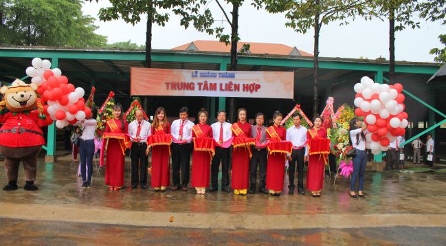 Cắt băng khánh thành Trung tâm liên hợp