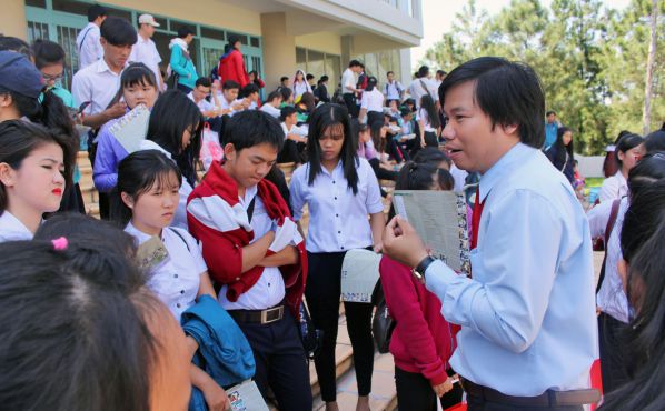 TS Nguyễn Văn Huy - Giám đốc Trung tâm Tuyển sinh trực tiếp tư vấn thông tin tuyển sinh cho các em học sinh