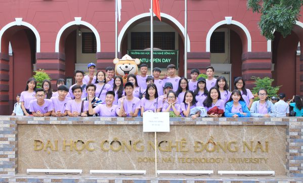 Học sinh các Trường THPT chụp hình lưu niệm tại trường