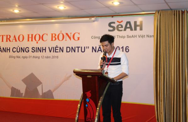 Ông Nguyễn Hoàng Dũng - Phó phòng Truyền thông trường Đại học Công nghệ Đồng Nai phát biểu mở đầu buổi lễ