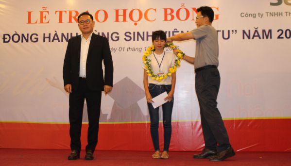 Ông Nam Hyung – Kun Tổng Giám đốc và Ông Ryu Chung - Phó Tổng Giám đốc trao học bổng cho các sinh viên DNTU