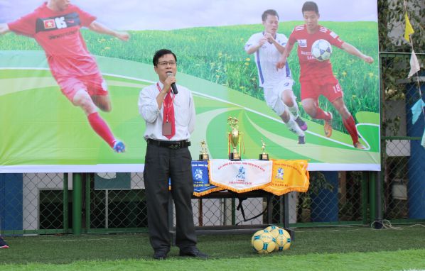 TS Đoàn Mạnh Quỳnh - Phó Hiệu trưởng nhà trường phát biểu khai mạc giải bóng đá