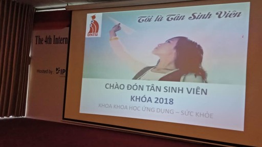 Các Khoa gặp gỡ tân sinh viên đầu năm học