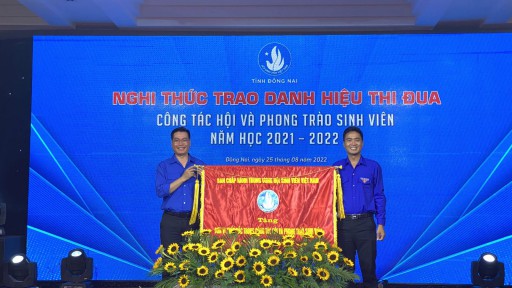 Đoàn Thanh niên - Hội Sinh viên Trường Đại học Công nghệ Đồng Nai xuất sắc nhận Cờ thi đua “Đơn vị xuất sắc dẫn đầu trong công tác Đoàn - Hội năm học 2021 - 2022”