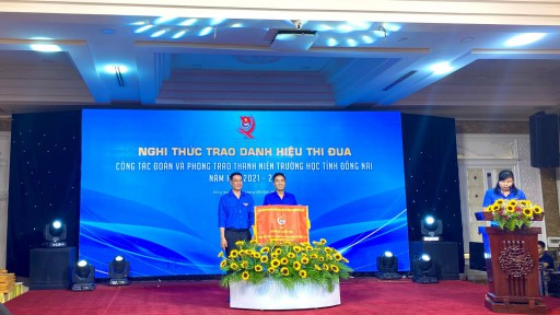 Đoàn Thanh niên - Hội Sinh viên Trường Đại học Công nghệ Đồng Nai xuất sắc nhận Cờ thi đua “Đơn vị xuất sắc dẫn đầu trong công tác Đoàn - Hội năm học 2021 - 2022”