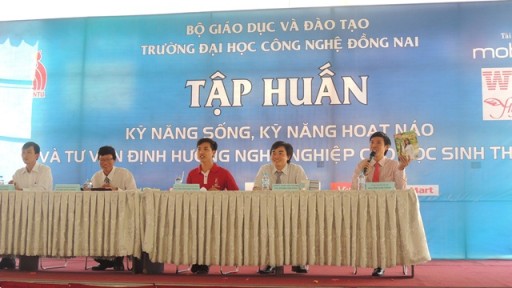 Hàng ngàn học sinh THPT tới thăm và tìm hiểu về thông tin tuyển sinh năm 2015 tại trường Đại học Công nghệ Đồng Nai (DNTU)