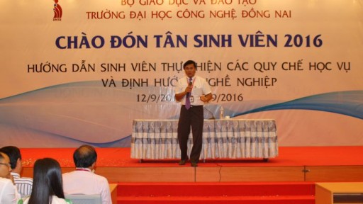 Hiệu trưởng trường Đại học Công nghệ Đồng Nai chia sẻ cùng tân sinh viên đầu năm học