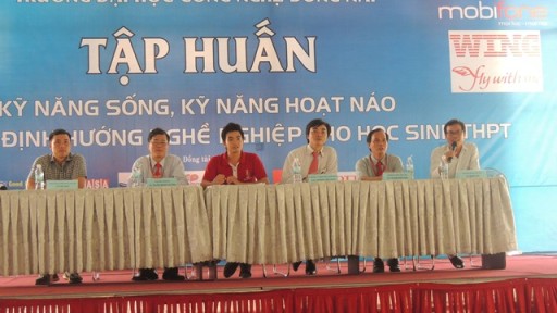 Học sinh các trường THPT tới thăm và tìm hiểu về thông tin tuyển sinh năm 2015 tại trường Đại học Công nghệ Đồng Nai