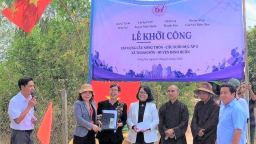 “Lá lành đùm lá rách” Nghĩa cử cao đẹp, tinh thần tương trợ của Hội đồng trường, CB – GV – NV DNTU quyên góp xây dựng cầu Nông thôn - Cầu Suối Đục