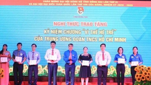 Lãnh đạo Trường Đại học Công nghệ Đồng Nai vinh dự nhận Kỷ niệm chương “Vì thế hệ trẻ” năm 2020