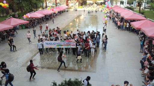 Sinh viên DNTU nhảy flashmob dành tặng thầy cô nhân ngày Nhà giáo Việt Nam 20/11.