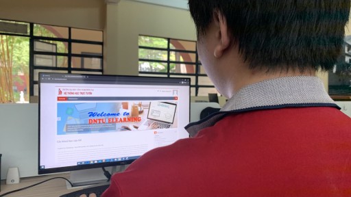 Tạm dừng đến trường nhưng giải pháp trực tuyến (online) “gỡ rối” việc học tập