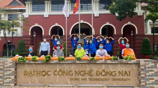 Trường Đại học Công nghệ Đồng Nai hỗ trợ nhu yếu phẩm cho sinh viên bị ảnh hưởng bởi dịch Covid-19 tại phường Trảng Dài