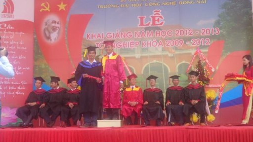 Trường Đại học Công nghệ Đồng Nai trang trọng lễ trao bằng tốt nghiệp cho sinh viên khóa 2009 - 2012