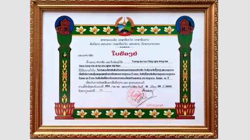 Trường Đại học Công nghệ Đồng Nai nhận bằng khen của Tỉnh Champasak (Lào)