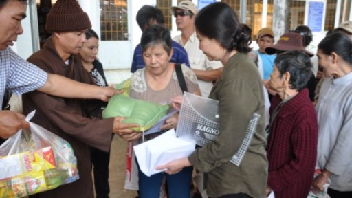 Trường Đại học Công nghệ Đồng Nai và Chùa Phúc Lâm tặng quà Tết Bính Thân cho Hội người mù huyện Thống Nhất – Tỉnh Đồng Nai