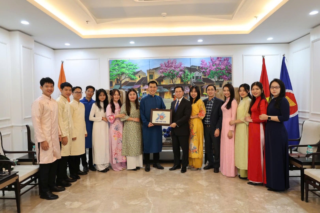 Lecturer at the Faculty of Foreign Languages Represents Vietnam at India’s Republic Day 2025