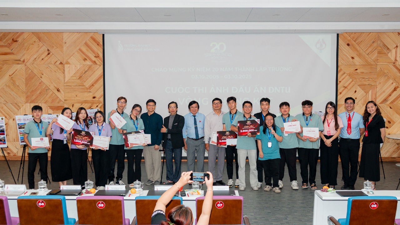 Bức ảnh đắt giá nhất cuộc thi ảnh “Dấu ấn DNTU” đã được tìm ra – nơi những khuôn ảnh gửi trao ký ức, viết tiếp hành trình