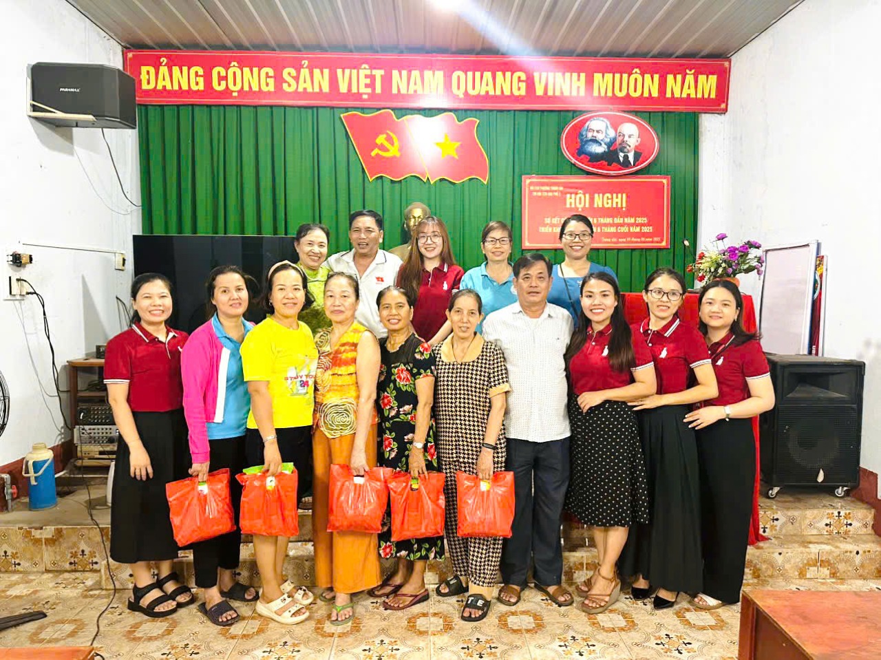 Cùng DNTU lan toả điều tử tế thông qua chương trình “Chia sẻ kiến thức phòng tránh lừa đảo tài chính & Giao lưu trao quà yêu thương”.