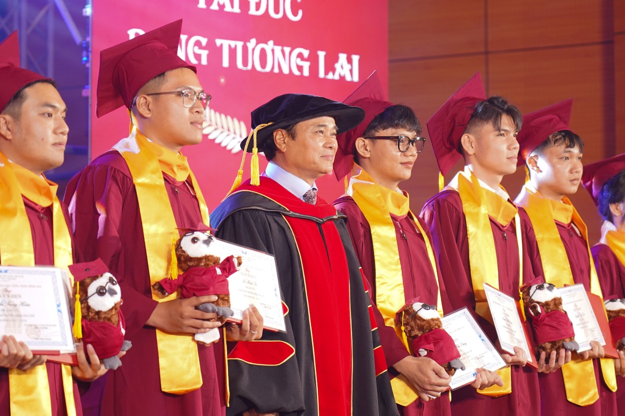 Lễ tốt nghiệp đợt 1 năm 2025 - Công danh khai trí sáng, tài đức rạng tương lai