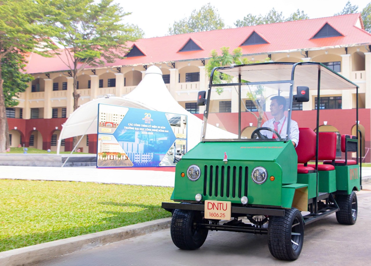Phát minh mới độc quyền tại DNTU: Xe điện DNTU EROLLER có khả năng tự động sạc.