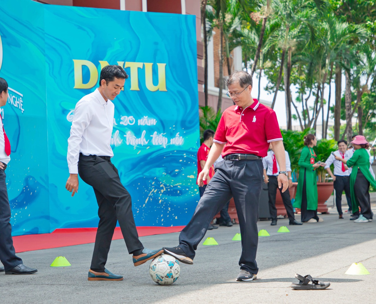 Có 1-0-2: Khi tập thể DNTU hóa thân thành cỗ máy ghi bàn trong cuộc thi “Cú sút xanh” - hoạt động trong khuôn khổ kỷ niệm 20 năm thành lập Trường