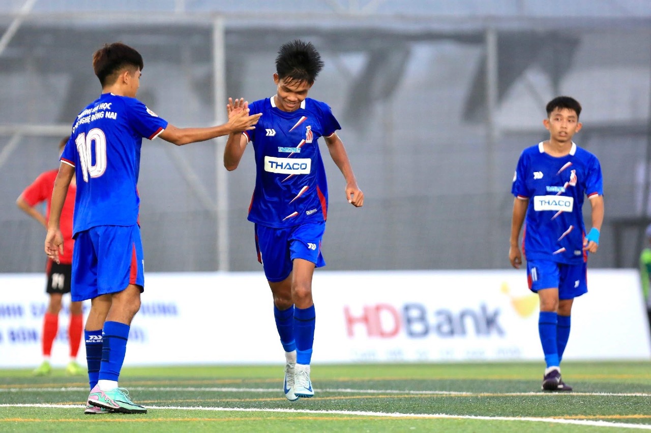 "Cú mèo đỏ" rực lửa- DNTU FC thắng 3-1 vào bán kết với ngôi vị Nhất bảng B