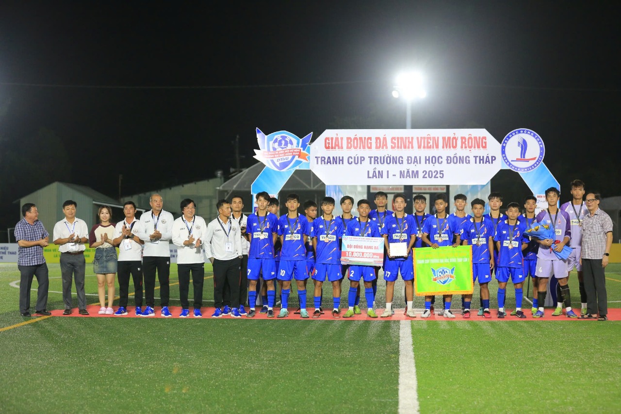 DNTU FC – HÀNH TRÌNH RỰC RỠ TẠI GIẢI BÓNG ĐÁ SINH VIÊN MỞ RỘNG 2025: TRẬN BÁN KẾT ĐẦY CẢM XÚC!!! 