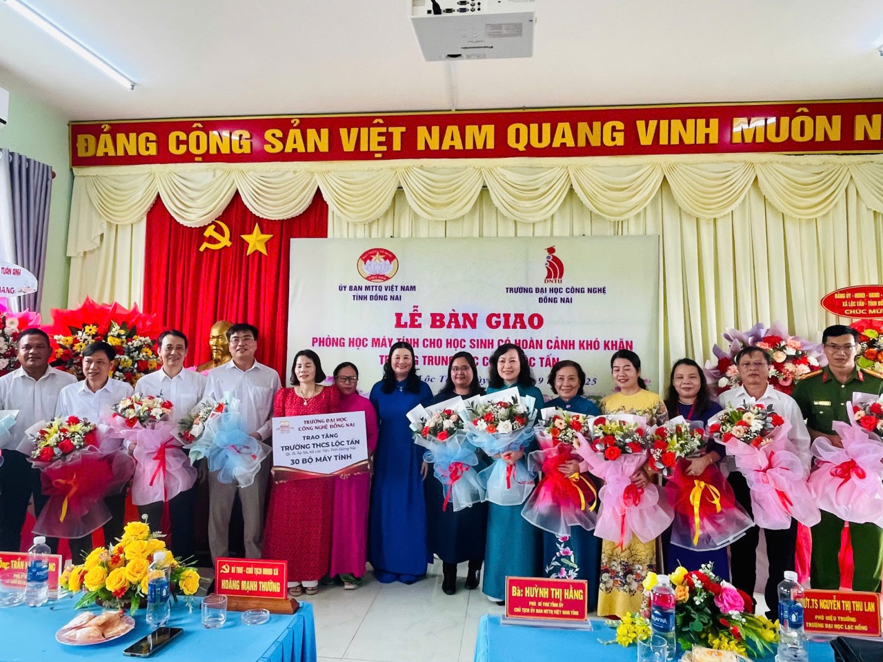 Chung tay vì cộng đồng: Ủy ban MTTQ tỉnh Đồng Nai phối hợp cùng DNTU trao tặng 30 bộ máy tính cho học sinh khó khăn tại Trường THCS Lộc Tấn