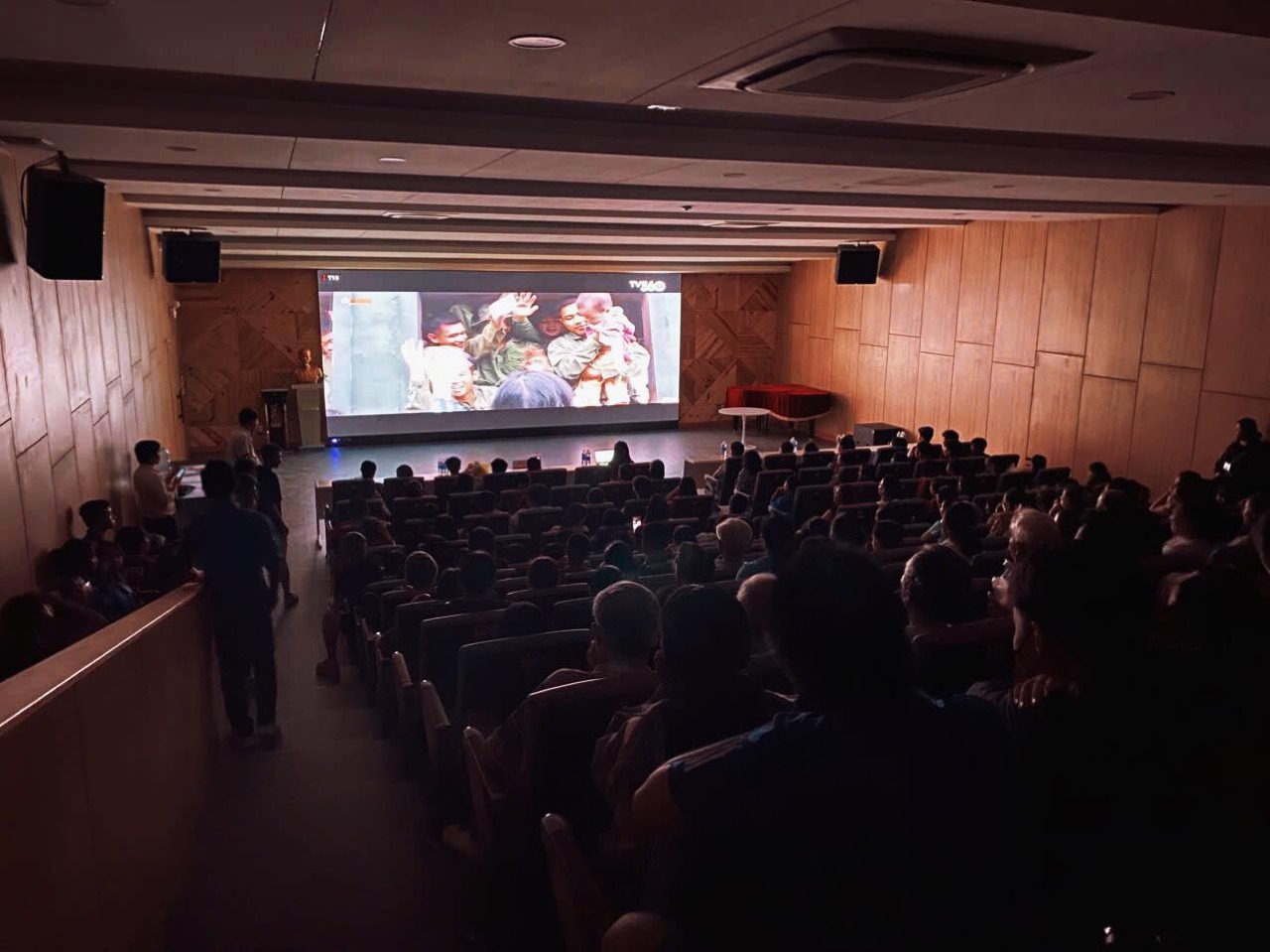 TIẾP NỐI ĐÊM CHIẾU ĐẦY CẢM XÚC -  LẮNG NGHE ÂM VANG THÀNH CỔ CÙNG "MƯA ĐỎ" TẠI DNTU 