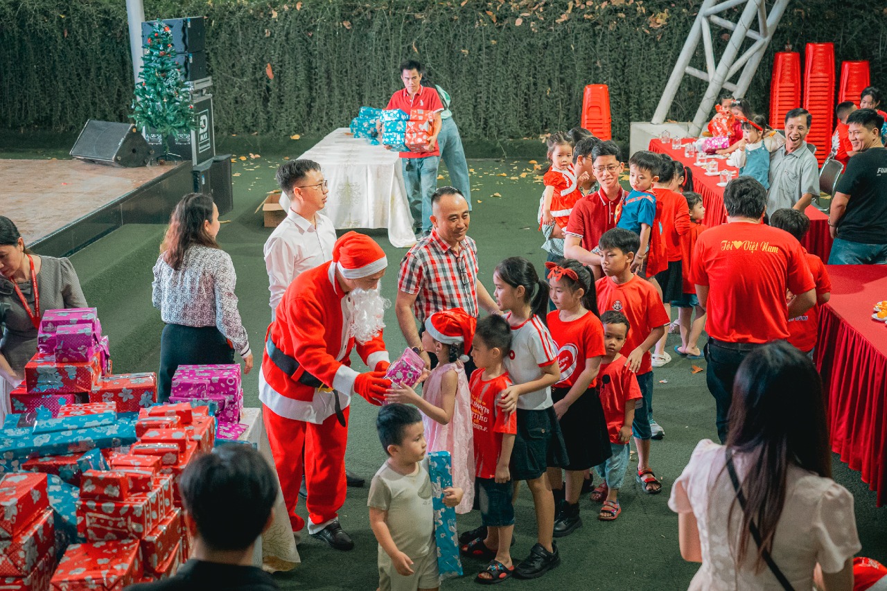 Giáng sinh yêu thương – Con em đoàn viên Công đoàn cơ sở Trường Đại học Công nghệ Đồng Nai