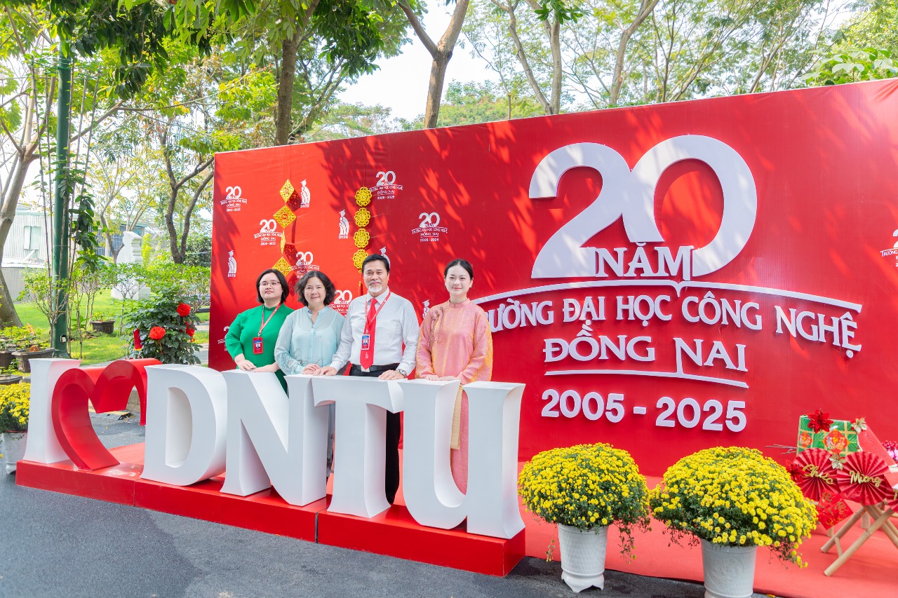 Sắc xuân ngập tràn nơi giảng đường