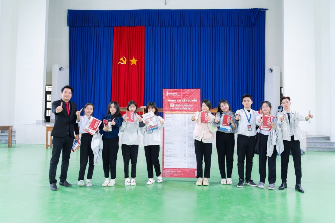 DNTU On Tour: The "Career Orientation Train" Reaches Tran Binh Trong High School