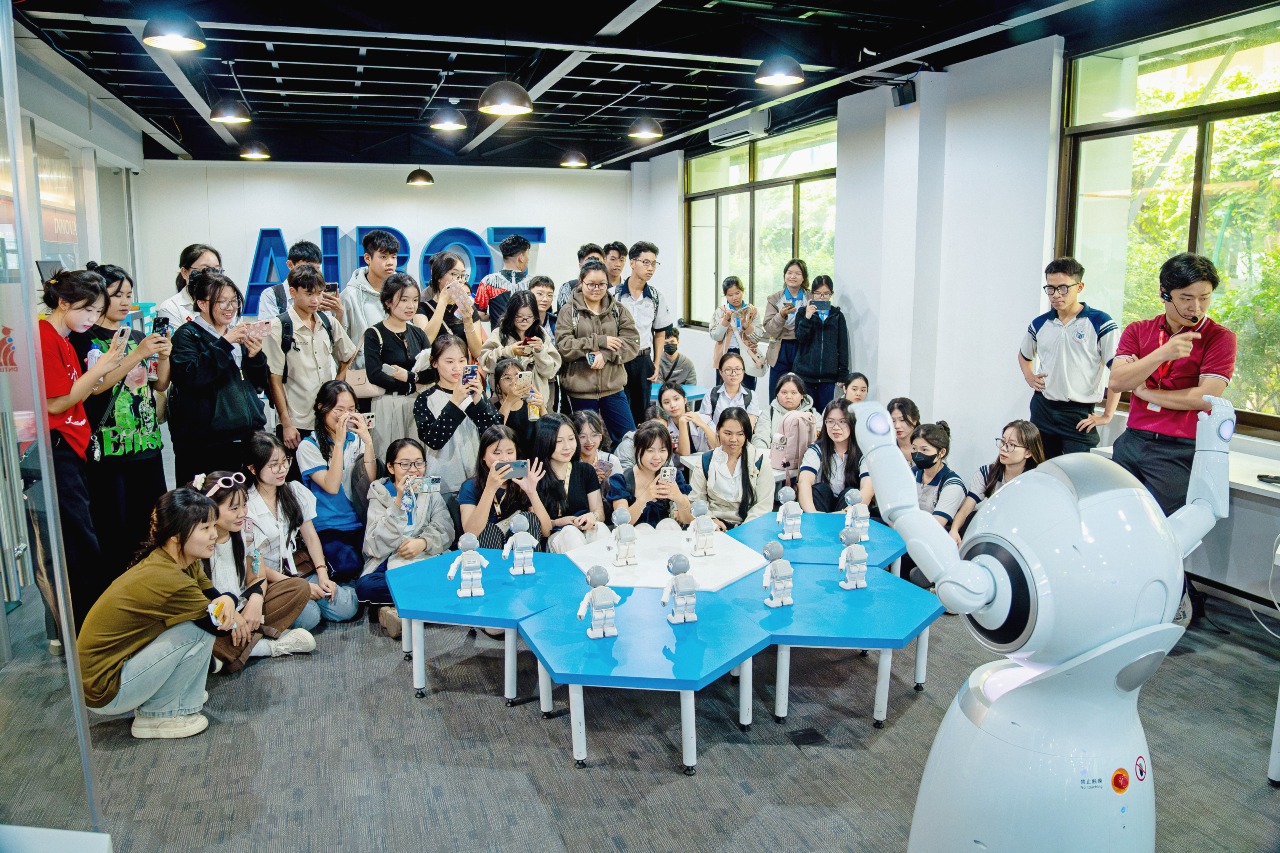 [DNTU EXPERIENCE DAY 2026]: Học sinh THPT khám phá thế giới công nghệ và truyền thông song hành tại Khoa Công nghệ Thông tin - Truyền thông