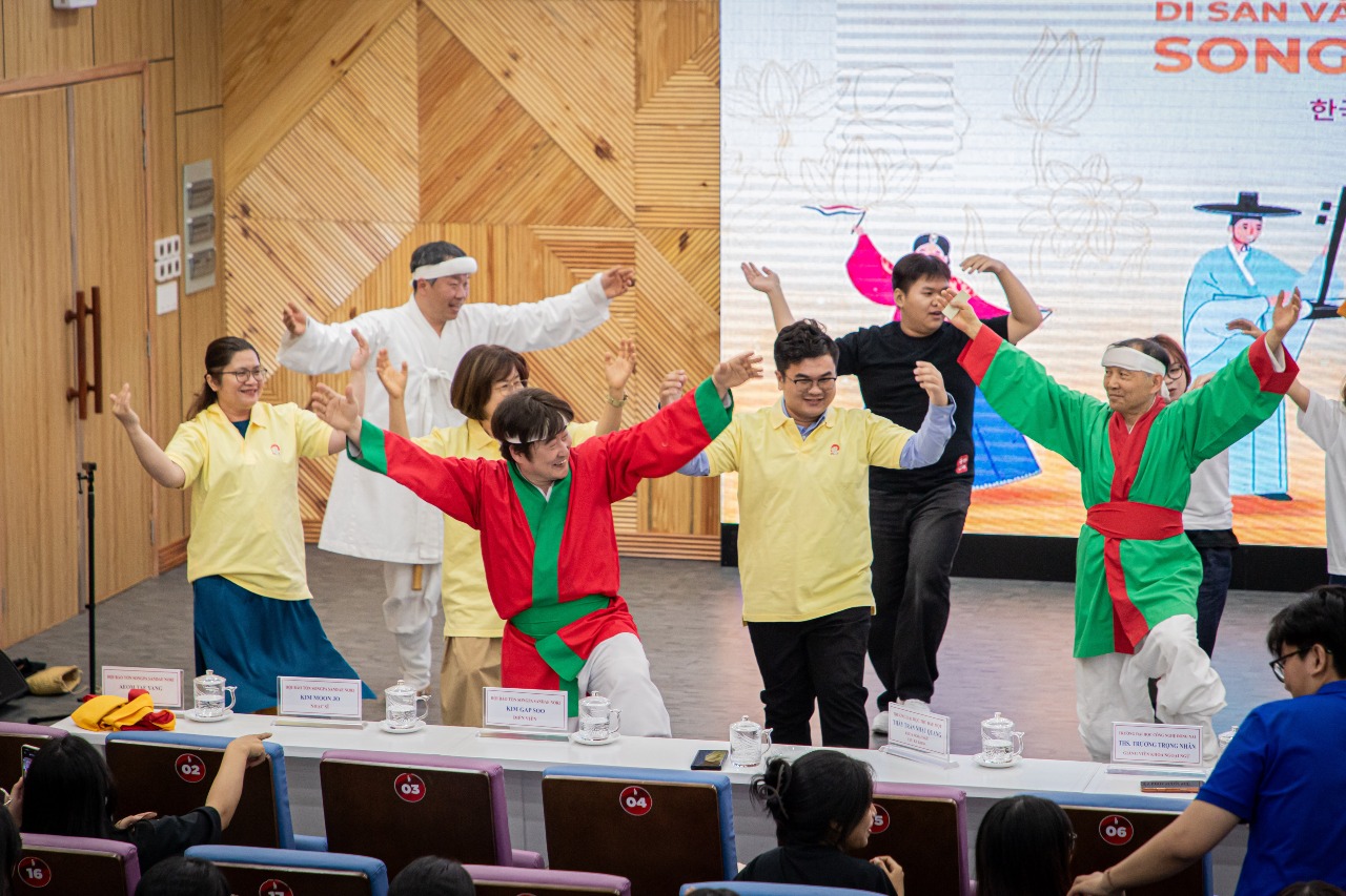 Sinh viên DNTU trải nghiệm di sản văn hóa phi vật thể của Hàn Quốc - Songpa Sandaenori