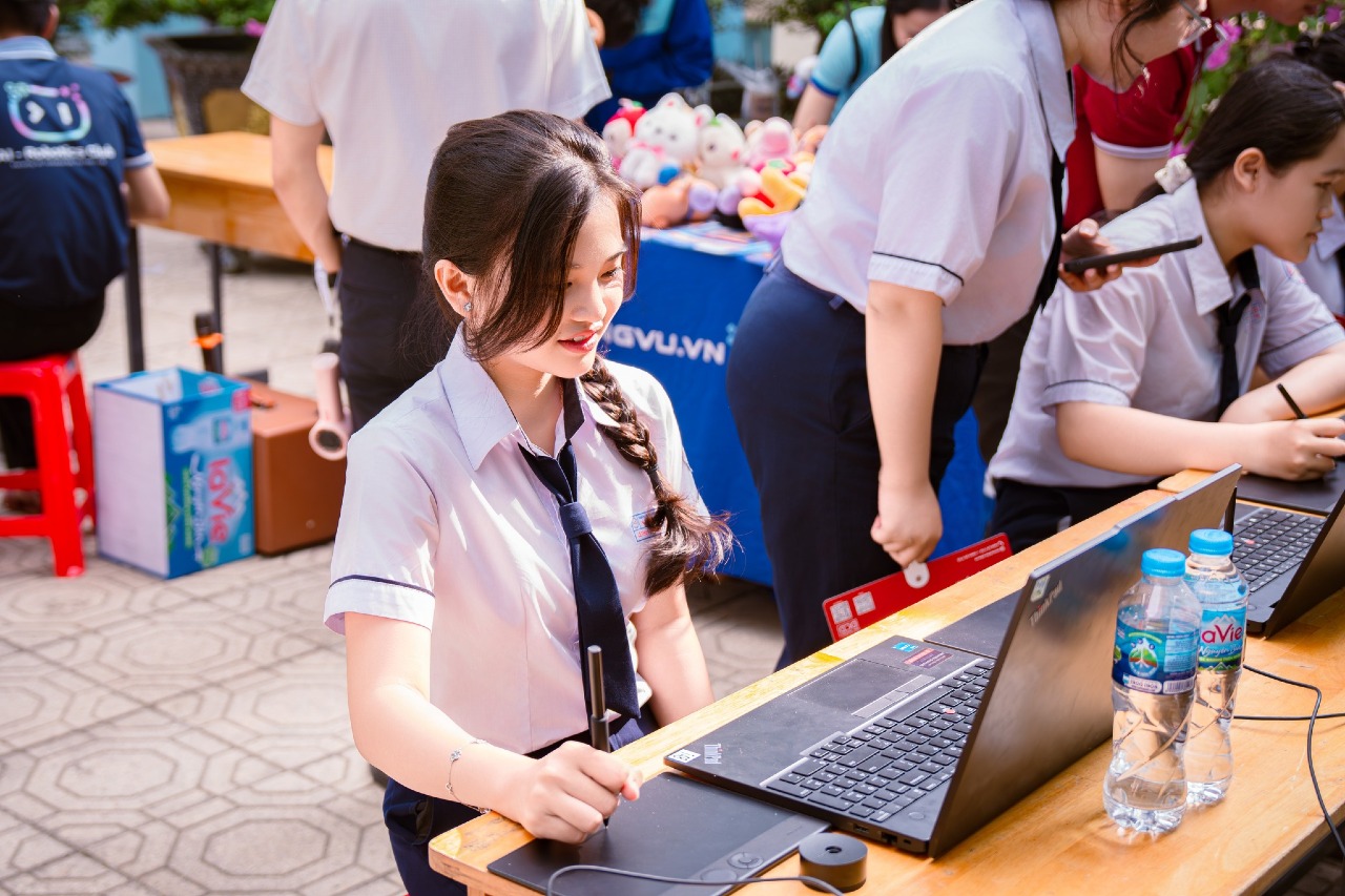 Gen Z học công nghệ như thế nào? Câu trả lời bắt đầu từ Ngày hội Ngoại ngữ, STEM/STEAM và AI tại THPT Vĩnh Cửu