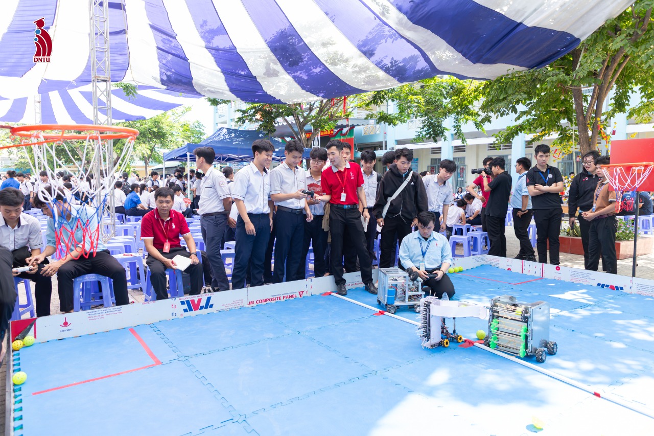 Khoa Kỹ thuật DNTU lan tỏa cảm hứng nghề nghiệp tại Ngày hội STEM/AI Trường THPT Vĩnh Cửu